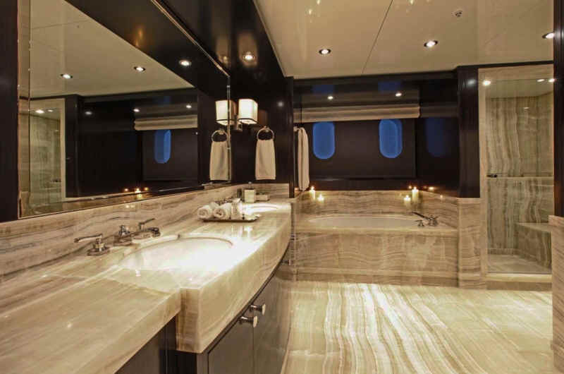 Yacht Carpe Diem VIP bathroom