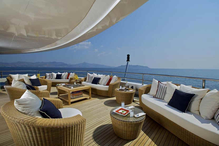 Yacht O'Mega outdoor space