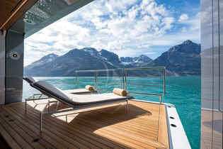 Yacht Cloudbreak beach club