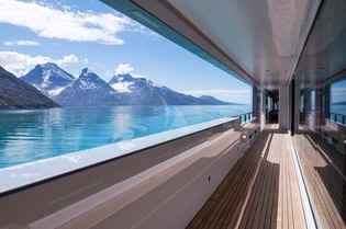 Yacht Cloudbreak 