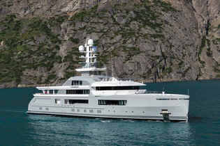 Yacht Cloudbreak