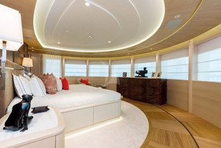 Yacht Here comes the sun owner bedroom