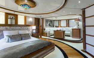 Yacht Legend master suite