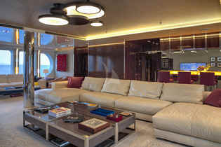 Yacht Serenity lounge